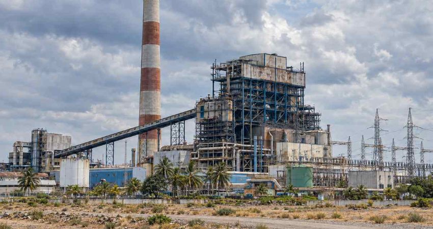 La Guiteras vuelve a fallar y Cuba prevé apagones que afectarían casi dos tercios de la demanda eléctrica Power Station with Dry Gravel Foreground