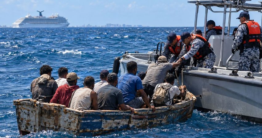 A la deriva en una balsa de madera: Marina mexicana salva a diez cubanos cerca de Isla Mujeres Rescate naval de diez balseros cubanos