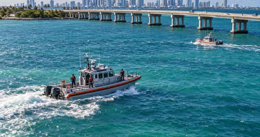 Buscan a una persona desaparecida de una moto acuática cerca del viaducto Rickenbacker en Miami Rescue Boats Scan Biscayne Bay