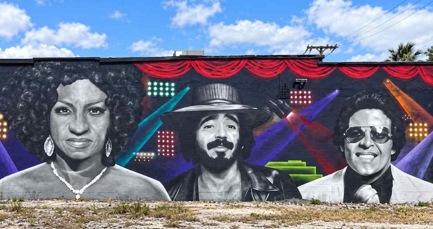 Borran el mural de Celia Cruz y las leyendas de la salsa en la Calle Ocho de Miami tras reclamo del dueño del edificio Three Faces Beneath a Red Curtain