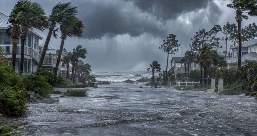 Isaias gana fuerza y podría dejar hasta 15 pulgadas de lluvia en Florida. Así afectará Tormenta costera inunda calles de Florida