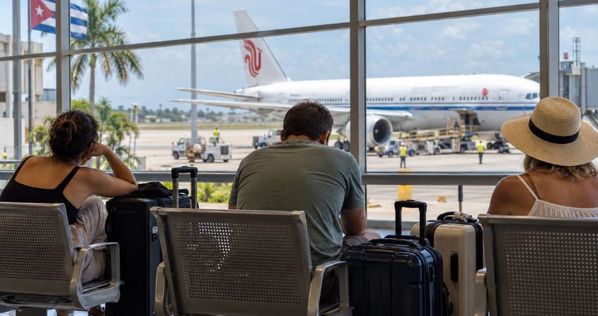 Pasajeros varados y pocas alternativas: las cancelaciones de Air China complican la conexión Cuba-España Viajeros varados frente a Air China