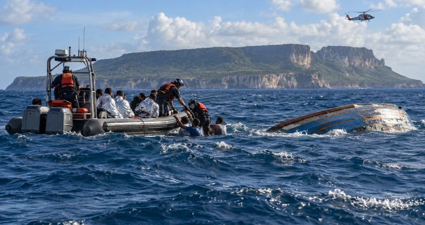 Viajaban 62 personas: naufragio cerca de la isla de Mona deja muertos y desaparecidos naufragio
